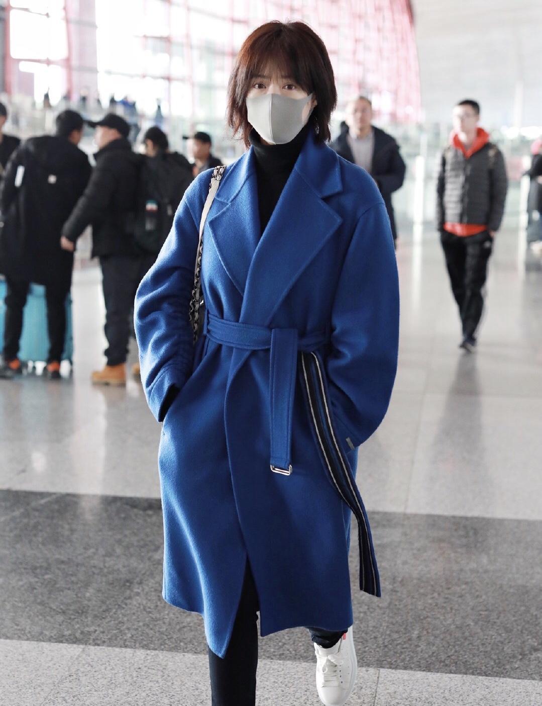 蒋欣白色西装短发造型,蒋欣身穿衬衣搭配中长发