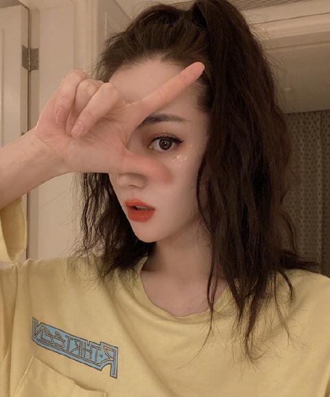 迪丽热巴穿礼服出席活动,迪丽热巴穿礼服散气场