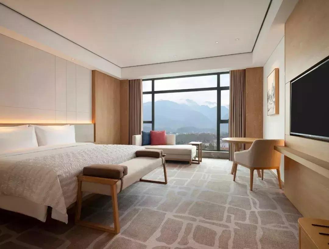 躺酒店床上看风景,躺在星级酒店房间床上看电视