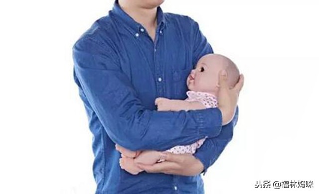 别以为哄娃睡着了就完事,哄睡姿势做得对吗?正确的姿势该是这样