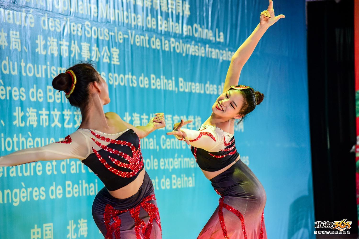 我在北海图书馆拍了一场特别的晚会，观众情不自禁跟着节奏动起来