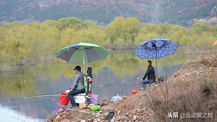 野钓鲫鱼双钩在水下的最佳状态,钓鲫鱼双钩在水底什么状态最好