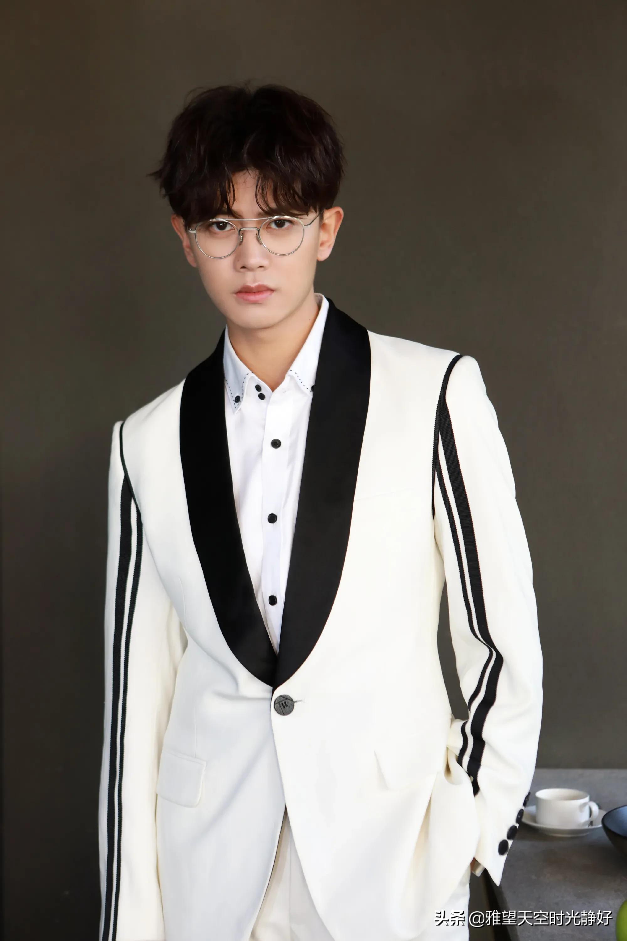 盘点国内男明星眼镜杀高清写真照斯文帅气沉稳内敛雅致贵气