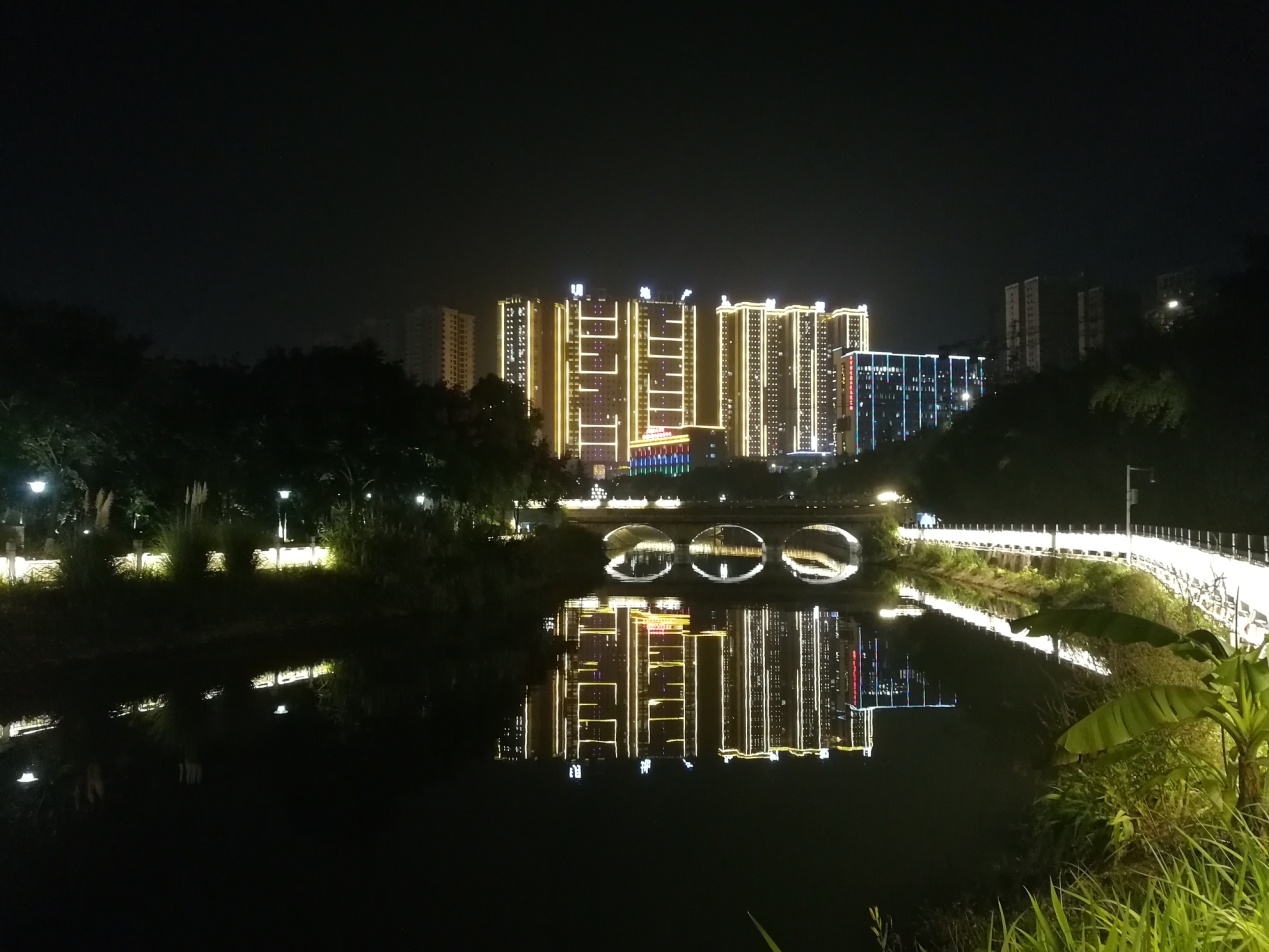 我在花海毕节等着你之三省红都,瀑布下的都市