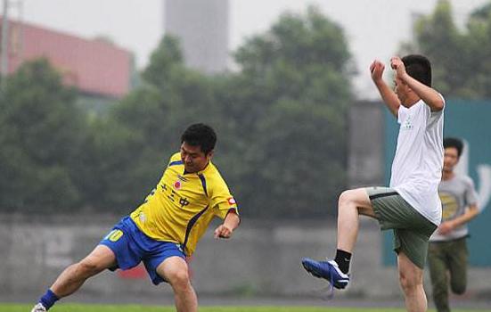 足球运动员为什么用碳酸饮料漱口,足球运动员喝水吐出来的原因揭秘