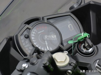 小姐姐骑着粉红色的仿赛摩托车,仿赛摩托车低座推荐