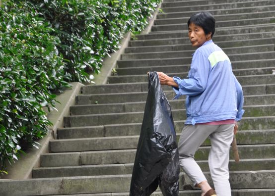 你知道竹海“美容师”吗？她拥有宜兴竹海的最美背影