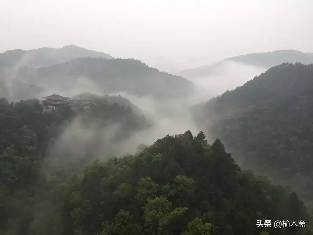 夏夜诗词佳句：松间小槛接波平，月澹烟沉暑气清