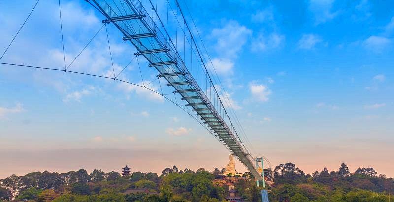 网红玻璃桥悬崖秋千,网红旅游打卡玻璃滑道