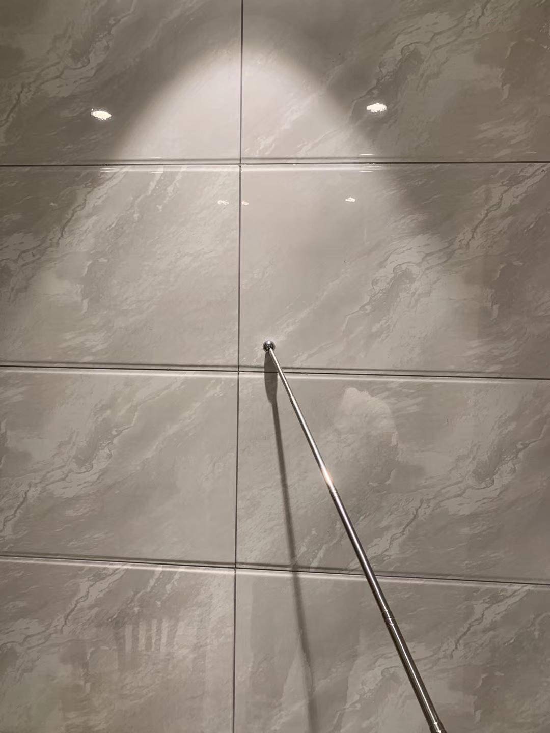 厨房墙面瓷砖脱落找不到合适瓷砖,还没入住瓷砖就脱落