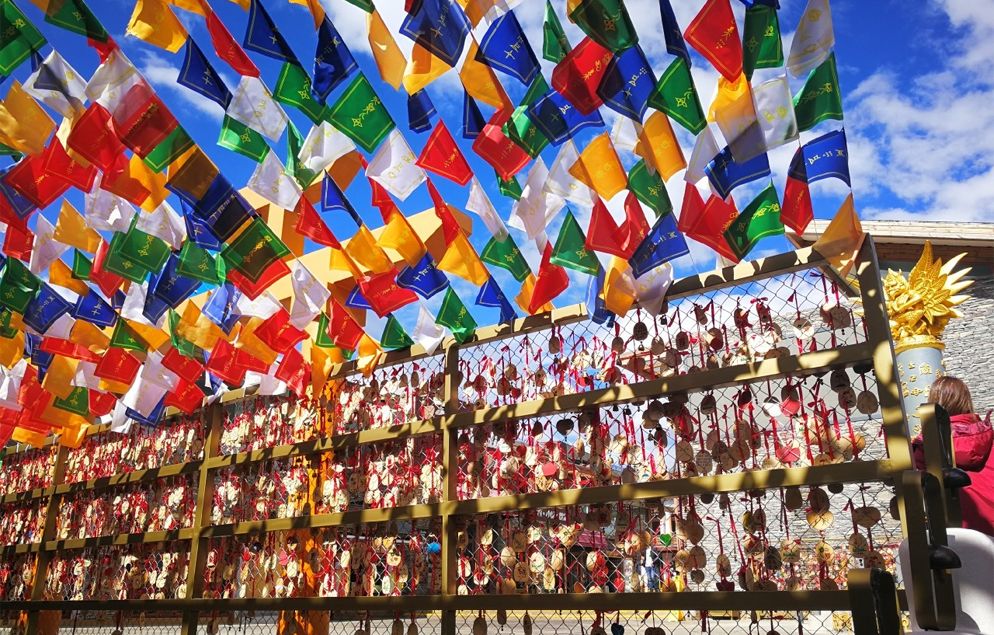 玉龙雪山日照金山的美,玉龙雪山日照金山美照