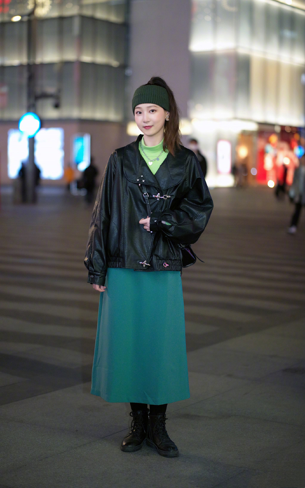 春天穿半身长裙,黑色半身长裙配什么上衣好看夏天