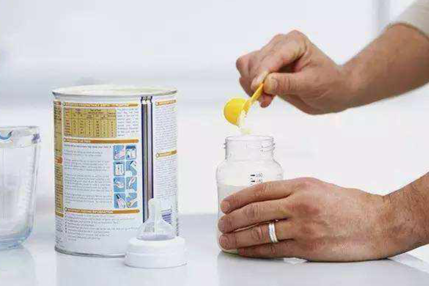 宝宝吃完奶粉总打嗝,宝宝吃完奶总是打嗝吐奶怎么回事