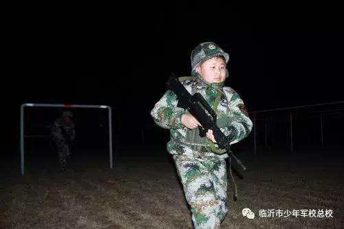 少儿军事夏令营暑假班,军事夏令营助力孩子们实现蜕变