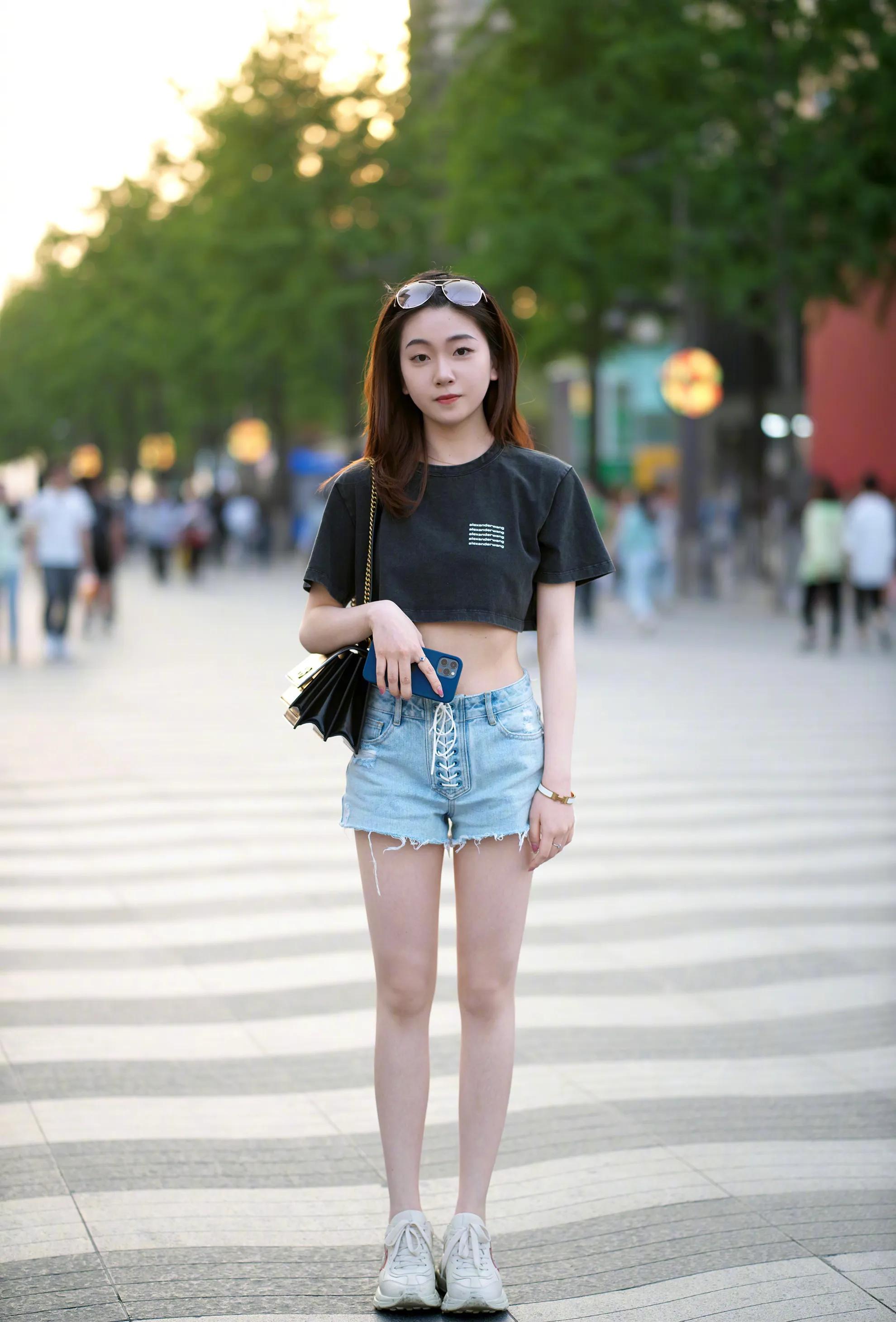 牛仔短裤如何搭配才时髦又洋气,万能牛仔短裤的一周穿搭指南