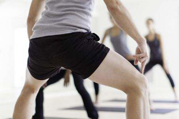 快速有效瘦大腿方法,睡前两个动作快速瘦大腿的方法