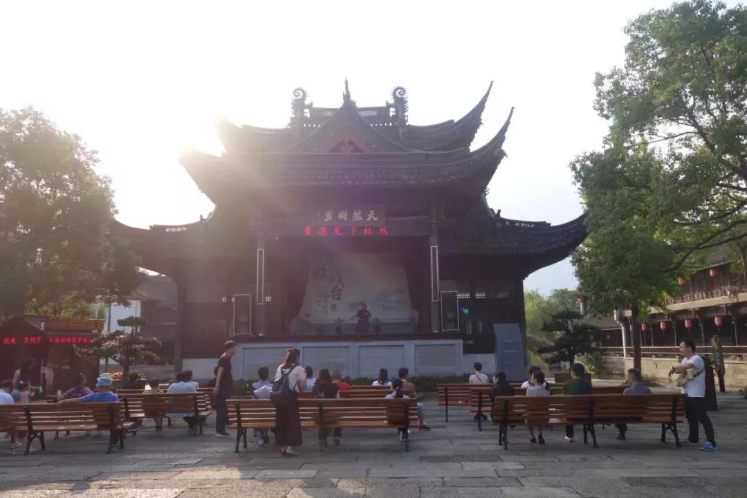 鲁迅笔下的鲁镇是什么样的地方,鲁迅小说中的鲁镇是个怎样的地方