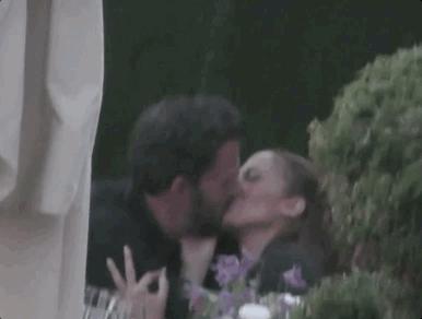 亲密热吻!好莱坞男神和电臀天后分手17年,复合1月超激情