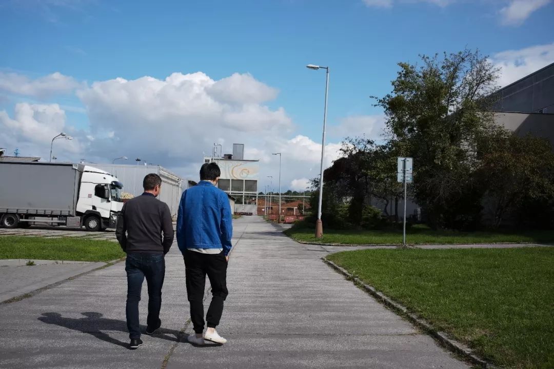 探访TON工厂看经典椅子背后的故事|疯狂24h我们去捷克干了啥?