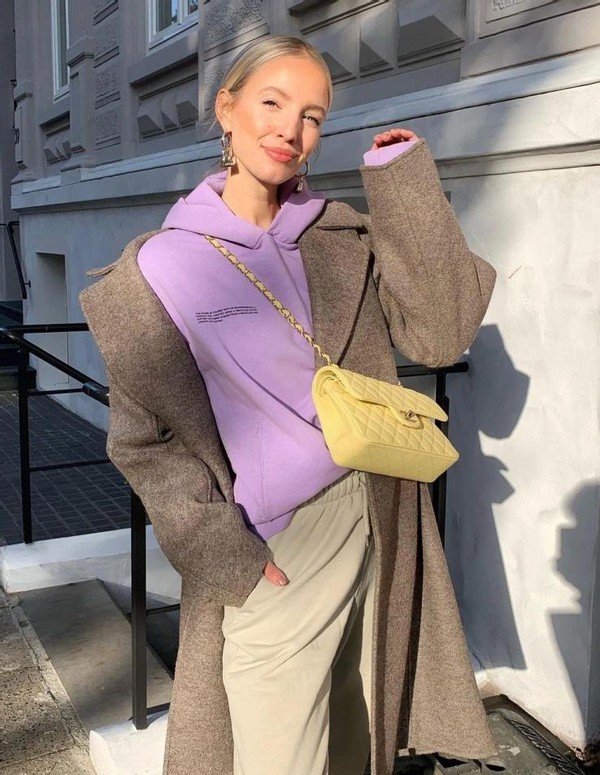 卫衣这样穿减龄休闲感无人能敌,早春卫衣怎么穿靓丽减龄又温暖