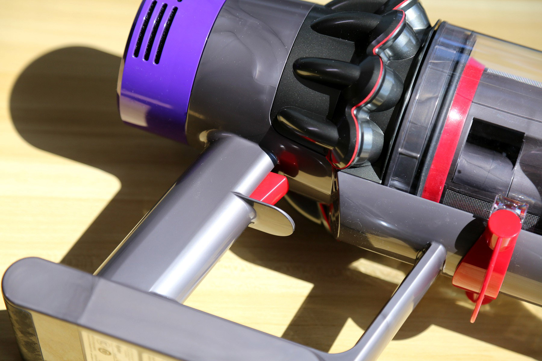 戴森v10吸尘器问题,戴森v10吸尘桶难以推开