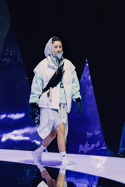 阿迪达斯ozweego春季新款,阿迪达斯新品来袭