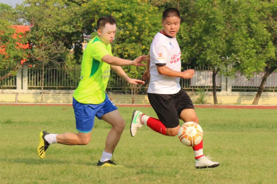 当足球之乡球队与广州高校校友冠军“激情相遇”，你更支持谁？