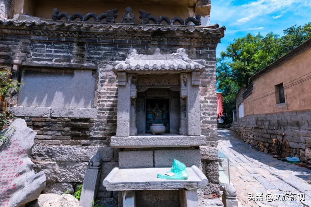 十年后再次走进朱家峪，被村里的几个摊煎饼的大妈纠缠着买煎饼