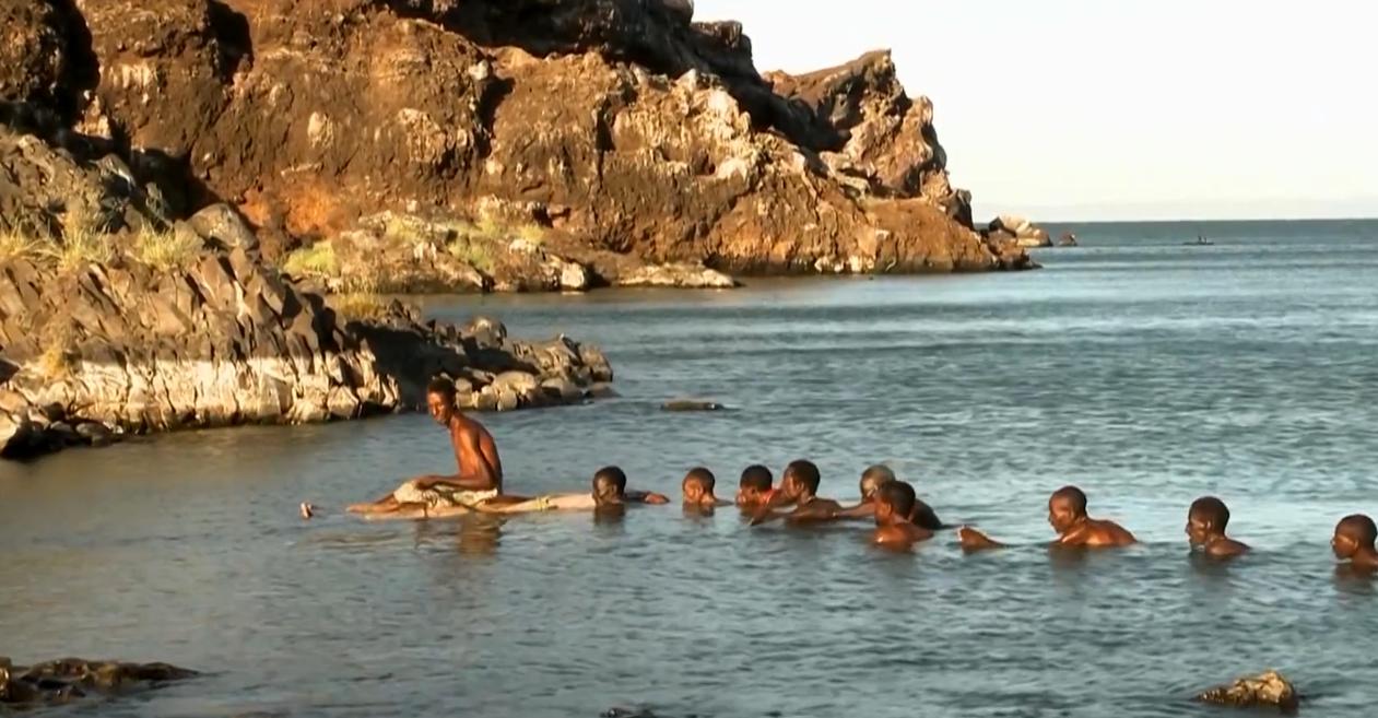 只吃鱼的非洲部落,没鱼就捕杀鳄鱼吃,从不吃其他的