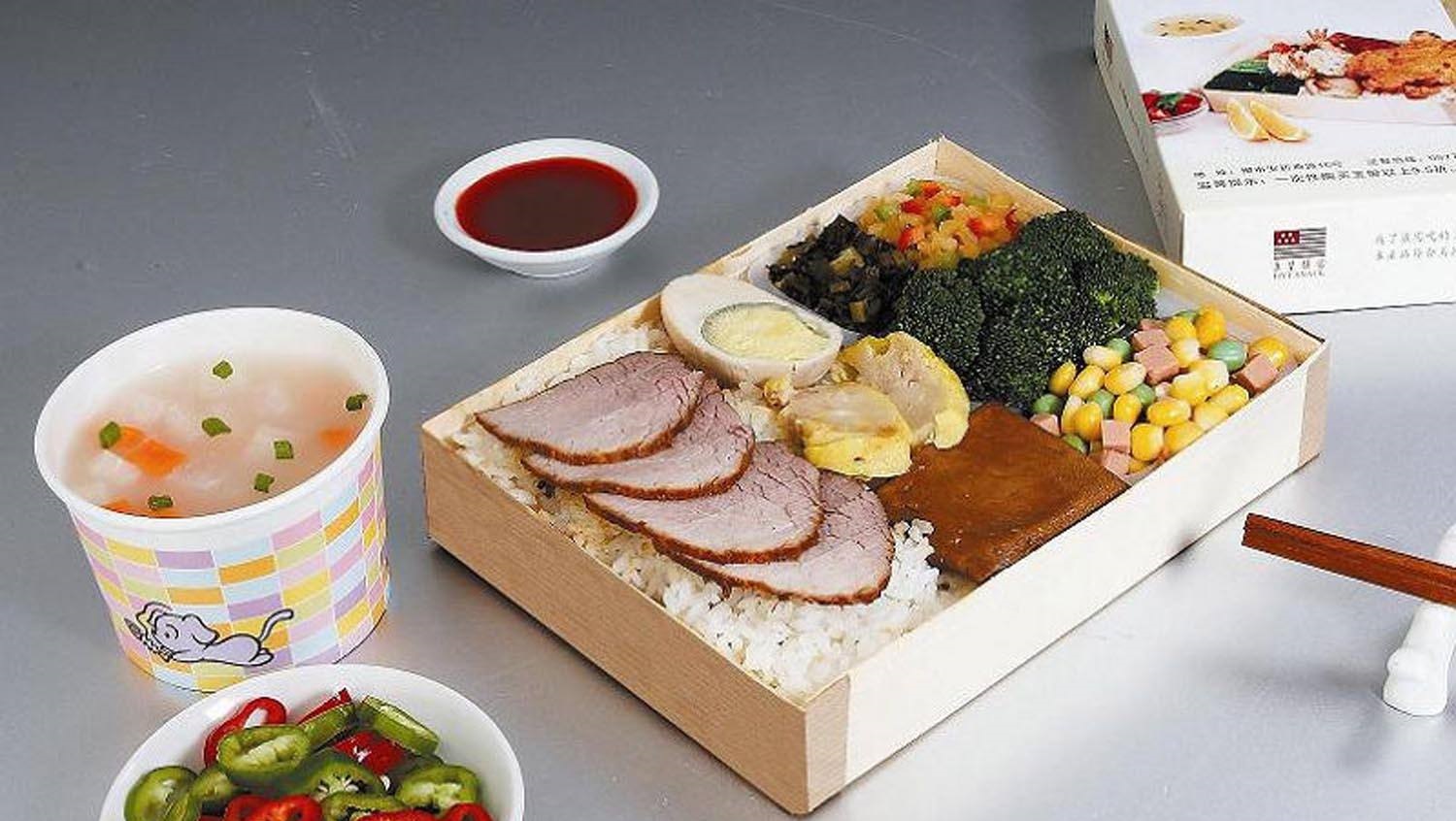 又是免费的套路!免费给快餐店送饭盒,结果一年赚上千万