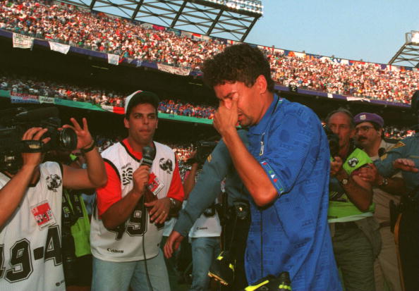 球场上的泪水是足球的魅力之一,足球场那些泪洒球场的瞬间