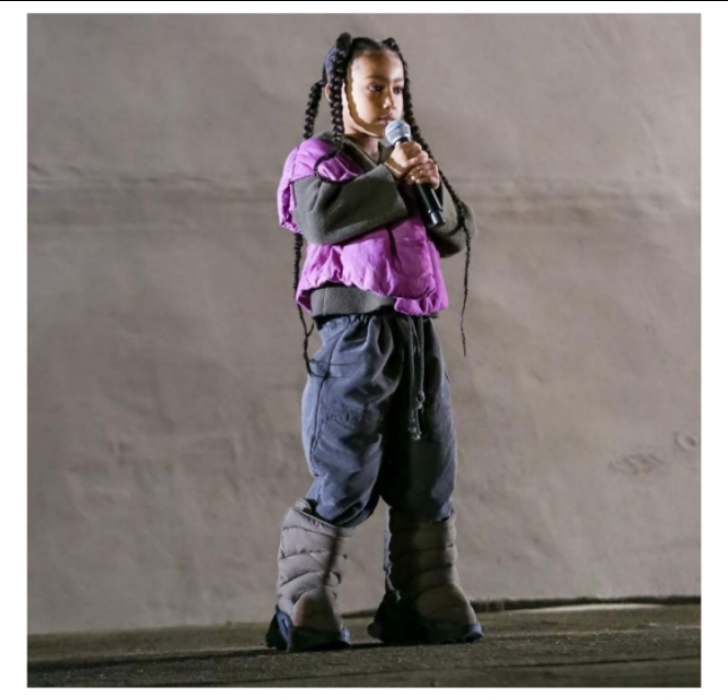 金卡戴珊带女儿看秀,金卡戴珊带着女儿