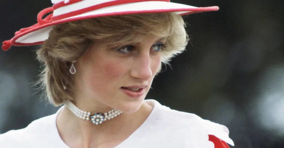 戴妃经典款戒指,戴妃蓝宝石珠宝