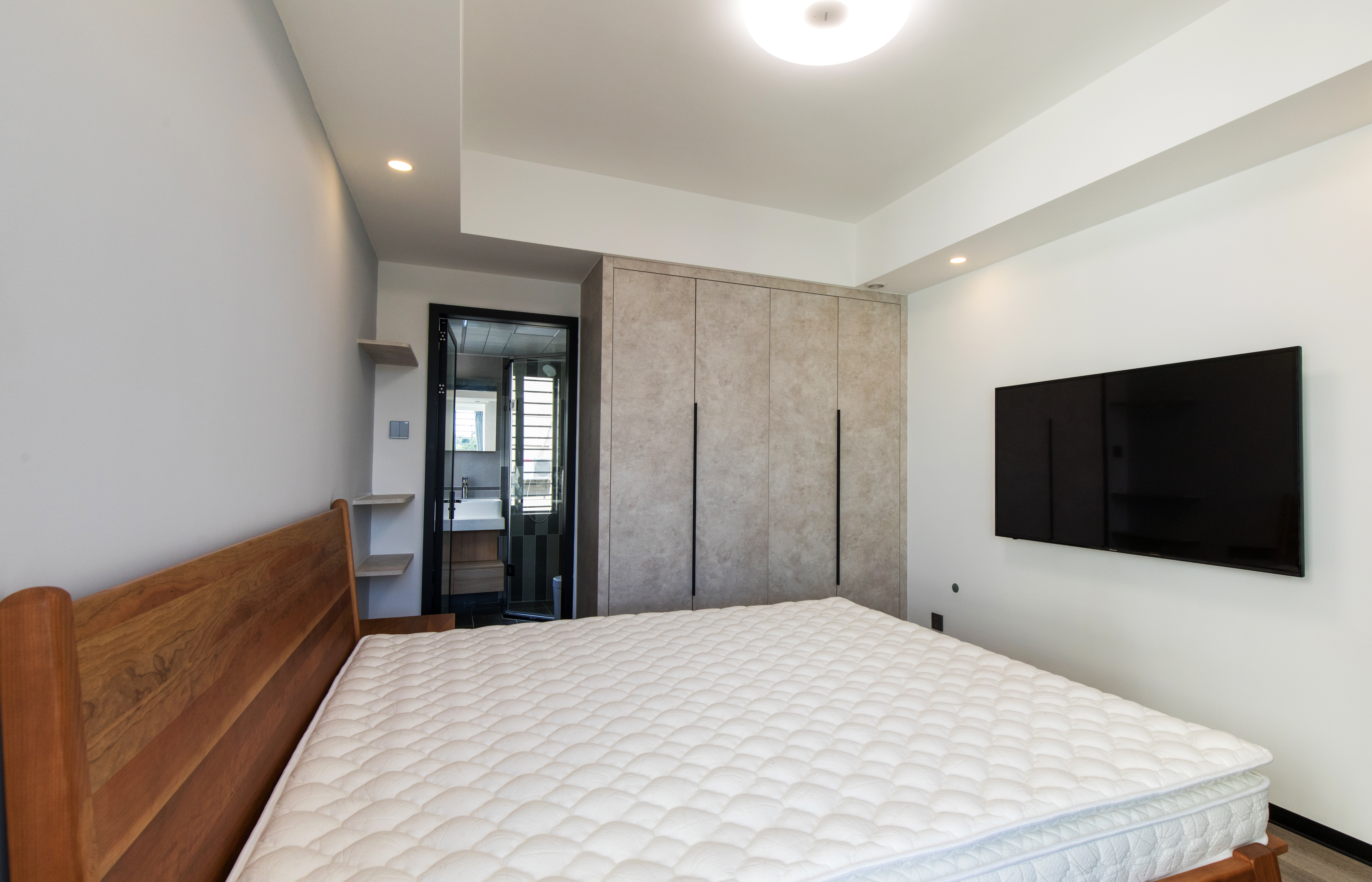 卧室里卫生间门对着床怎么处理的,卧室和卫生间一墙之隔潮湿