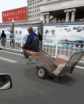 开心一刻gif下雨天,搞笑gif笑到肚子疼意外瞬间特辑