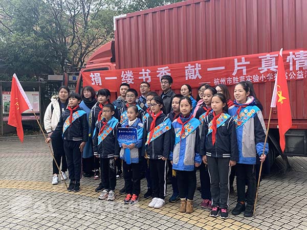 图书专线前往阿克苏胜蓝实验小学师生的这一行动温暖了整个冬天