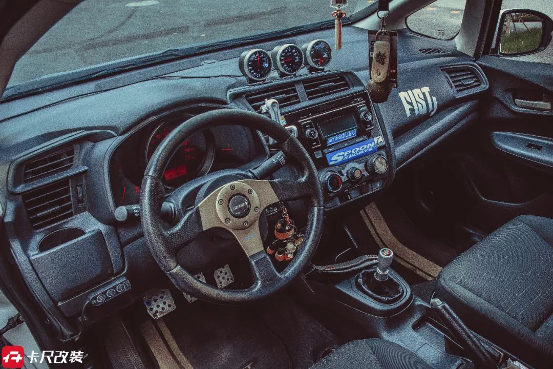 白色本田飞度潮享版怎么改装好看,7万买飞度60万改装