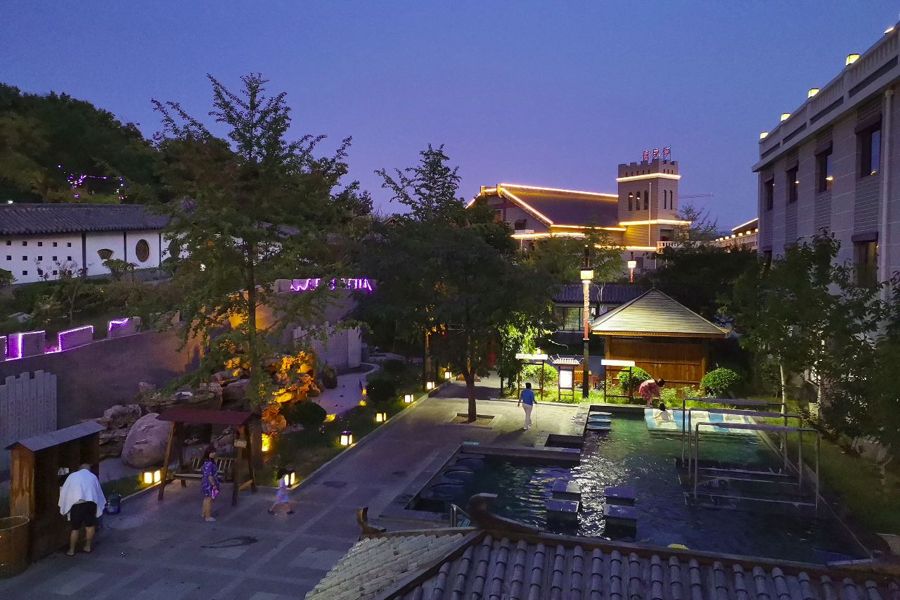 京东90分抵达田园度假区，住树屋，泡半山温泉，还有房车营地