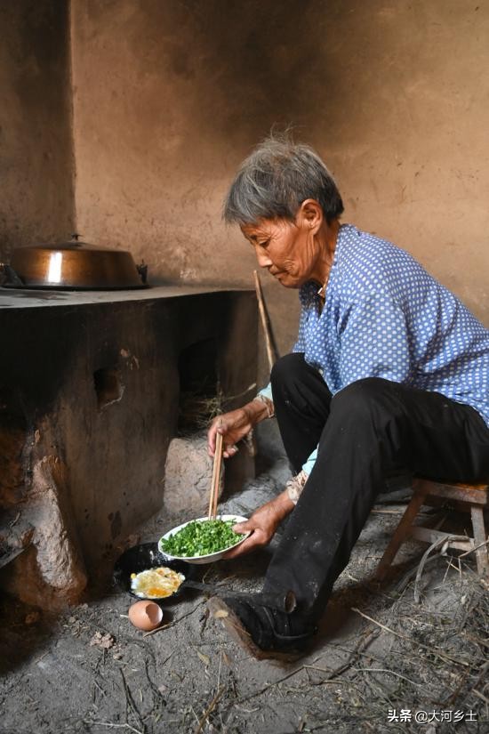 农村夫妻大锅做菜,农村大娘炒辣子鸡