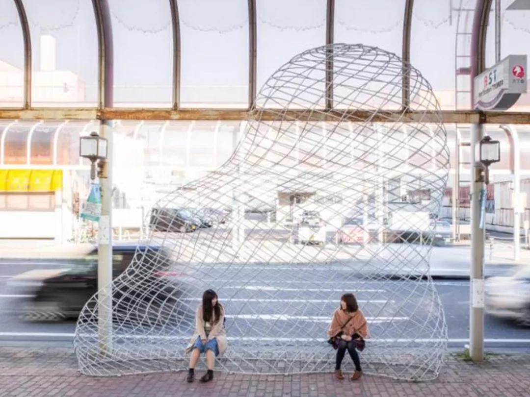 白天打卡33组奇妙的巨大装置，夜晚欣赏蓝色的光之海洋