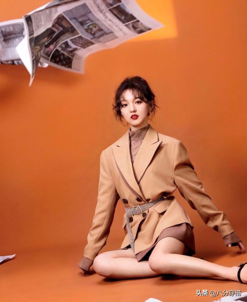 26岁强东玥穿搭太有时尚感，长款西装干练利落，率性洒脱不失甜美