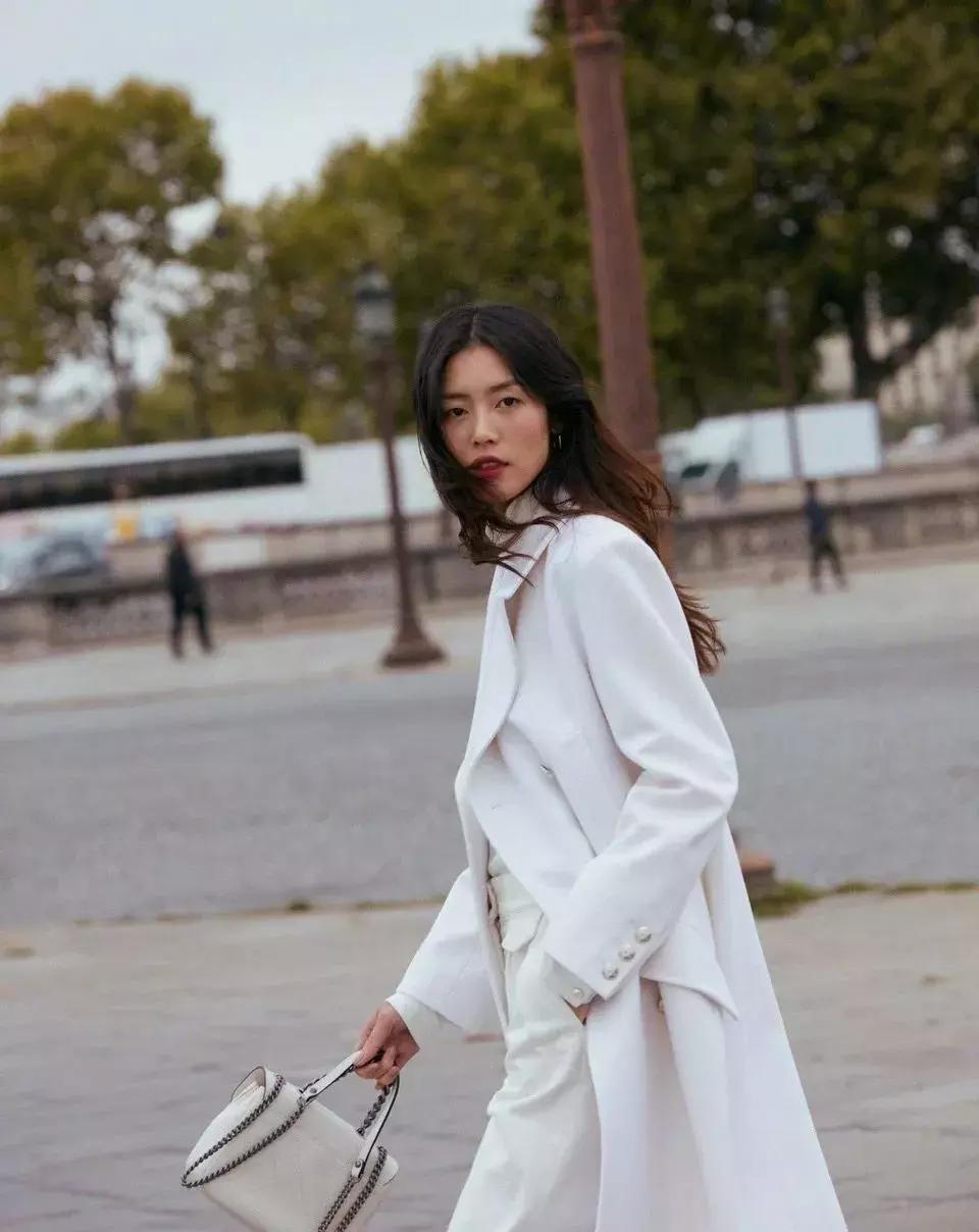 黑色呢子大衣粘毛起球处理多少钱,大衣粘毛怎么办教你一招巧除毛絮