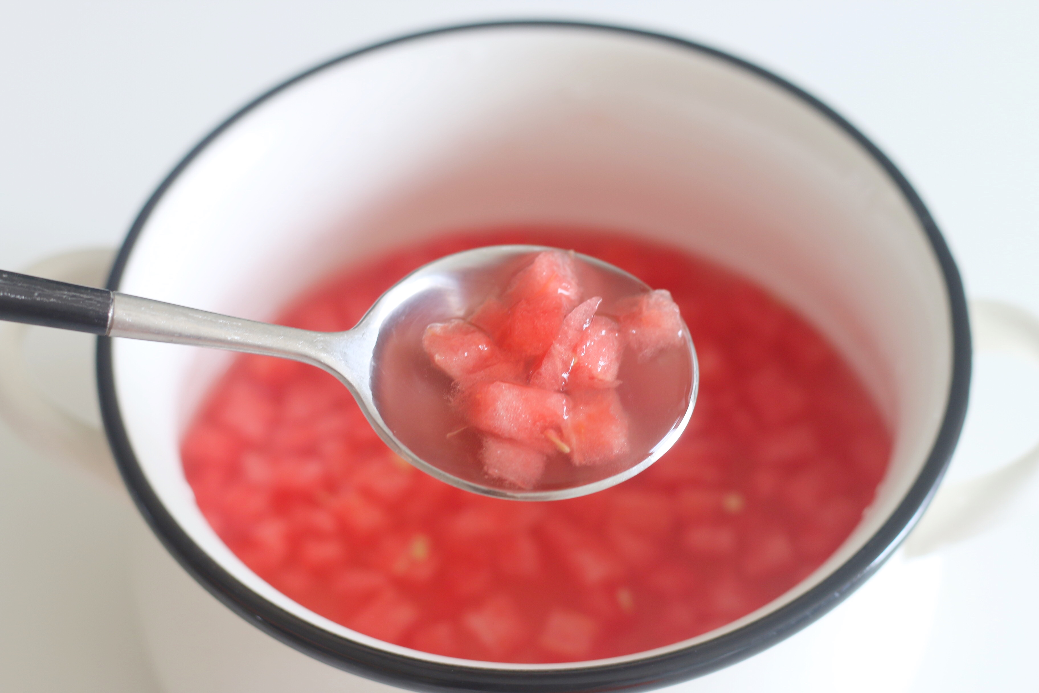 把圆的西瓜做成正方形西瓜果冻,最解暑的果冻西瓜怎么做