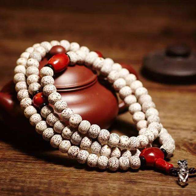 佛珠可以挂吊坠吗,脖子上挂佛珠有什么讲究