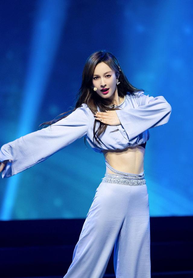 吴昕金属光泽吊带裙时髦,吴昕黑色衬衫高腰短发