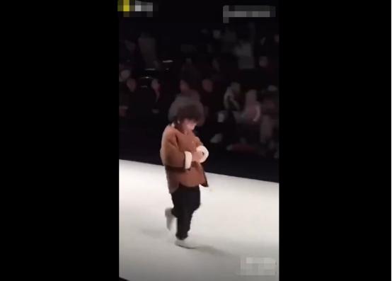 人来疯的孩子如何正确引导,人来疯的小孩怎么教