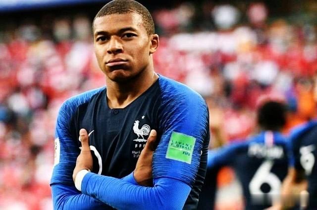 足坛现役中锋推荐,足坛世界级中锋