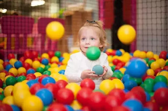 网红海洋球,海洋球玩得很开心