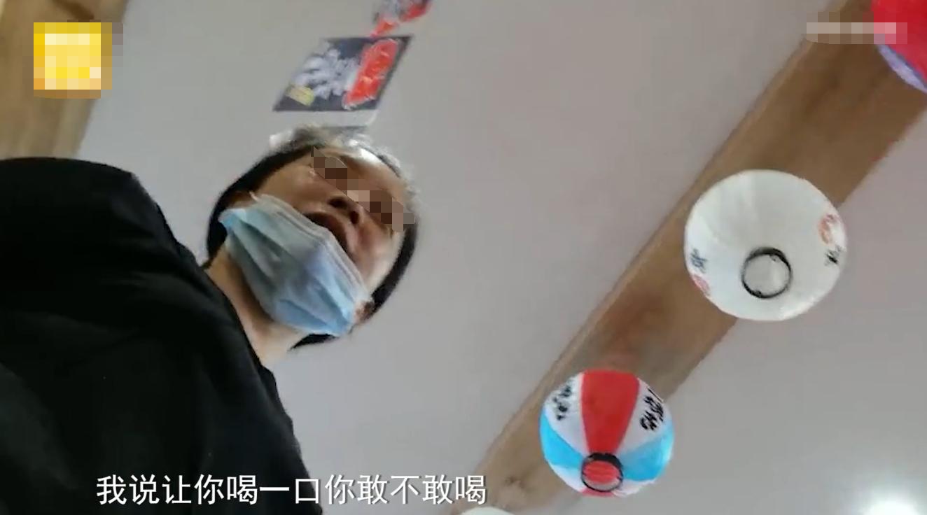 日料店啤酒过期遭老板殴打,大连日本风情街事件追责