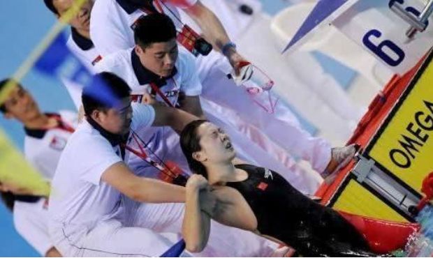 生理期遇上比赛日，23岁的她为国夺冠，赛后疼到虚脱，被抱下场